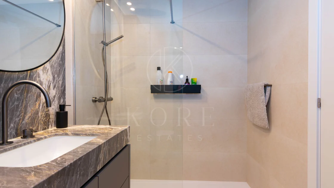 Ático contemporáneo de lujo con vistas panorámicas al mar y jacuzzi privado en la azotea, en Las Mesas, Estepona