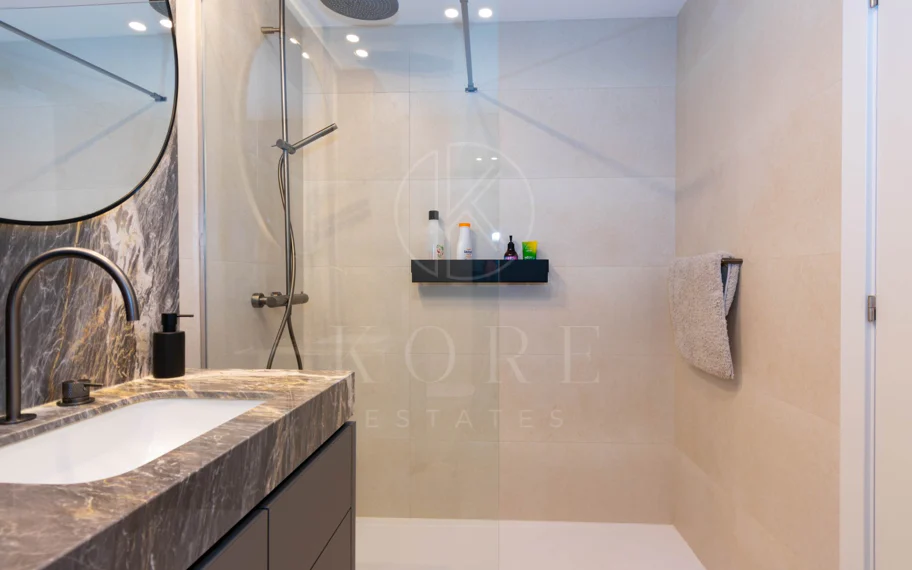 Ático contemporáneo de lujo con vistas panorámicas al mar y jacuzzi privado en la azotea, en Las Mesas, Estepona