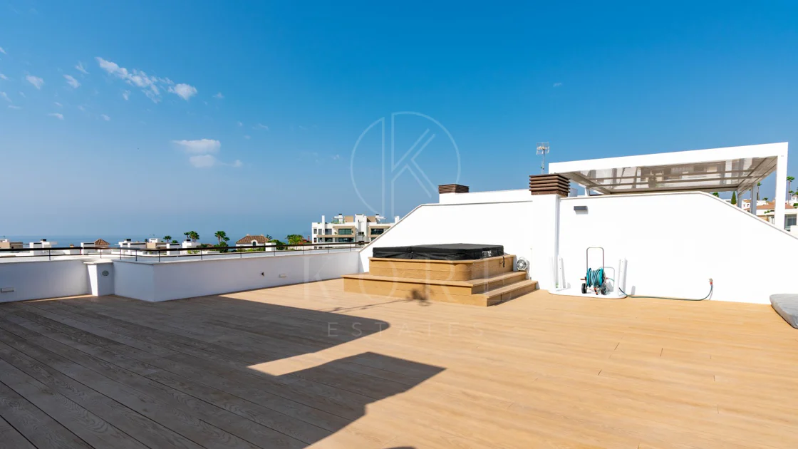 Ático contemporáneo de lujo con vistas panorámicas al mar y jacuzzi privado en la azotea, en Las Mesas, Estepona