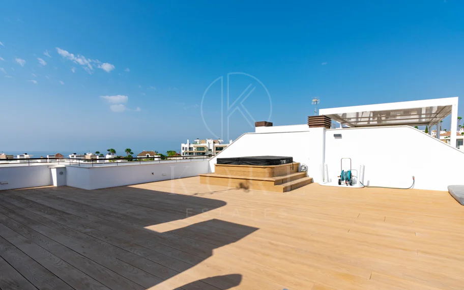 Ático contemporáneo de lujo con vistas panorámicas al mar y jacuzzi privado en la azotea, en Las Mesas, Estepona
