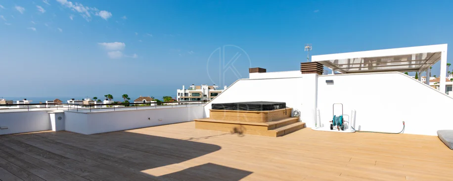 Ático contemporáneo de lujo con vistas panorámicas al mar y jacuzzi privado en la azotea, en Las Mesas, Estepona