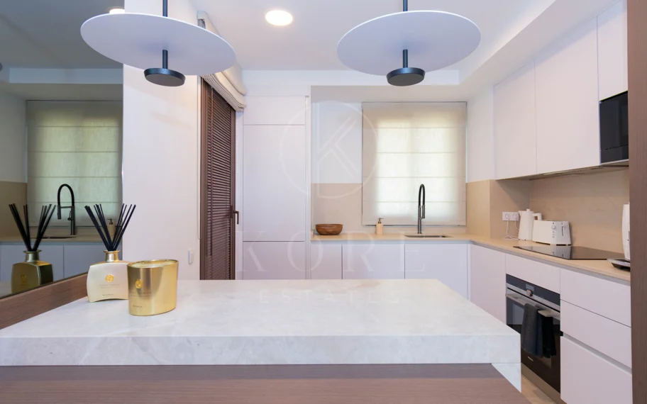 Ático contemporáneo de lujo con vistas panorámicas al mar y jacuzzi privado en la azotea, en Las Mesas, Estepona