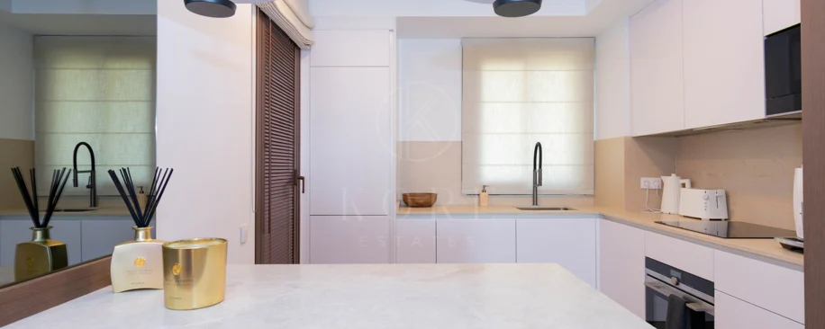 Ático contemporáneo de lujo con vistas panorámicas al mar y jacuzzi privado en la azotea, en Las Mesas, Estepona