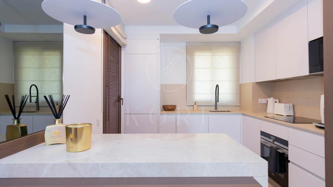 Ático contemporáneo de lujo con vistas panorámicas al mar y jacuzzi privado en la azotea, en Las Mesas, Estepona
