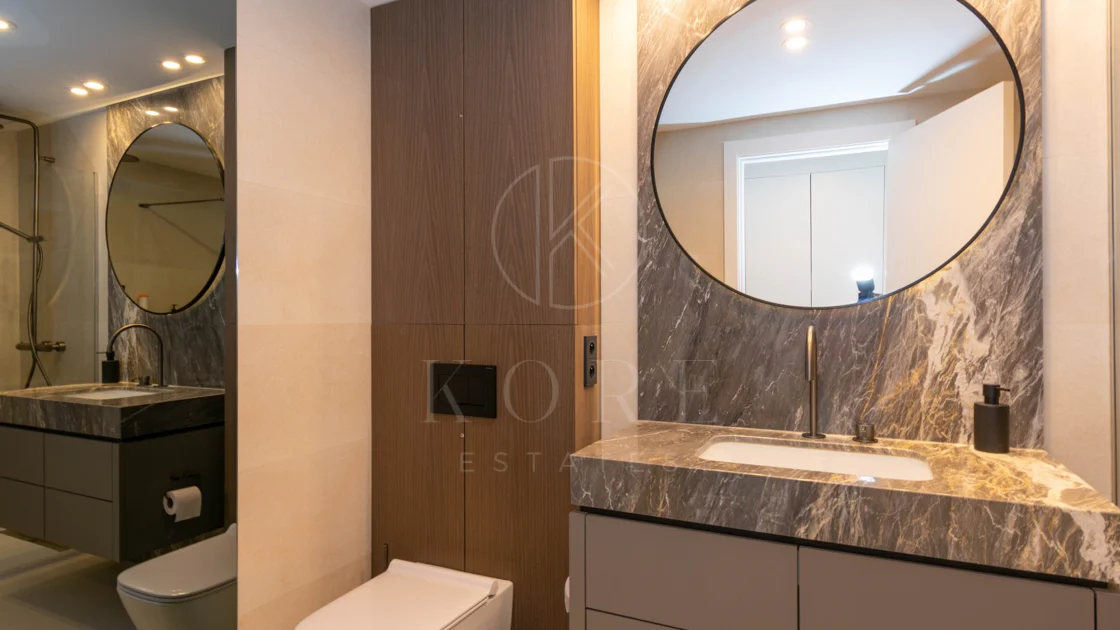 Ático contemporáneo de lujo con vistas panorámicas al mar y jacuzzi privado en la azotea, en Las Mesas, Estepona
