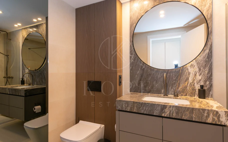 Ático contemporáneo de lujo con vistas panorámicas al mar y jacuzzi privado en la azotea, en Las Mesas, Estepona
