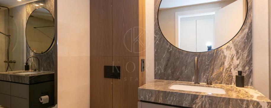 Ático contemporáneo de lujo con vistas panorámicas al mar y jacuzzi privado en la azotea, en Las Mesas, Estepona