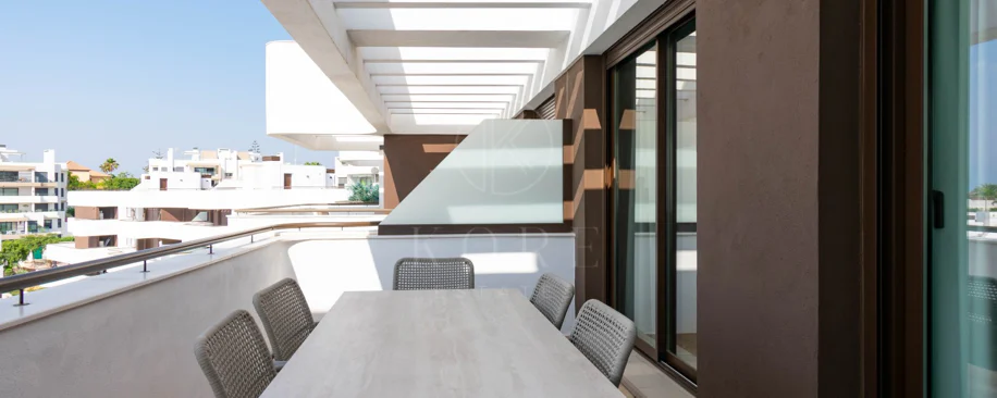 Ático contemporáneo de lujo con vistas panorámicas al mar y jacuzzi privado en la azotea, en Las Mesas, Estepona