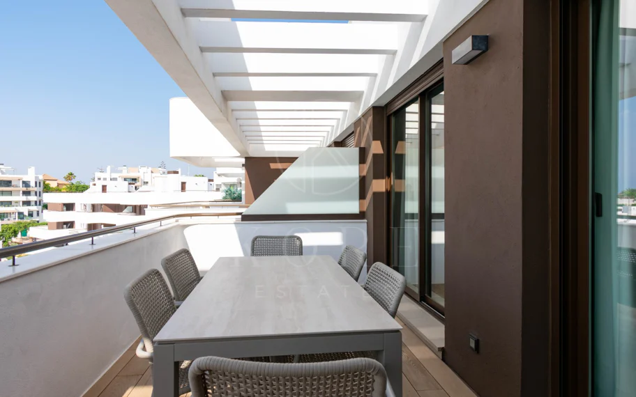 Ático contemporáneo de lujo con vistas panorámicas al mar y jacuzzi privado en la azotea, en Las Mesas, Estepona