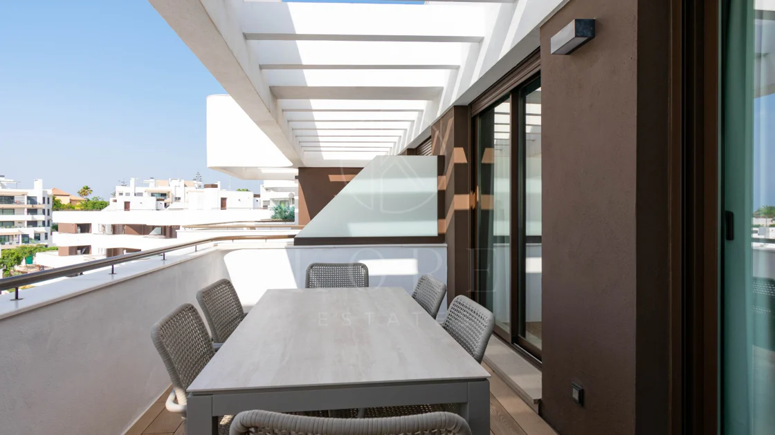 Ático contemporáneo de lujo con vistas panorámicas al mar y jacuzzi privado en la azotea, en Las Mesas, Estepona