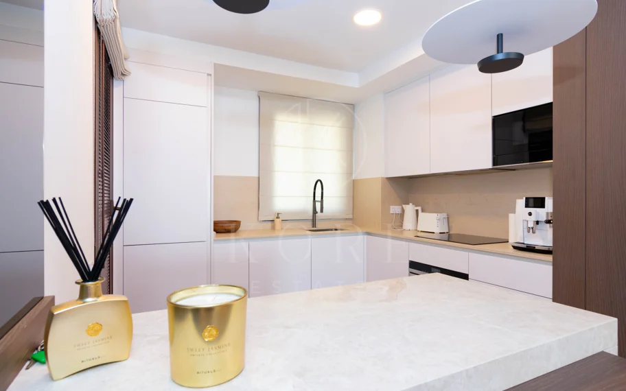 Ático contemporáneo de lujo con vistas panorámicas al mar y jacuzzi privado en la azotea, en Las Mesas, Estepona