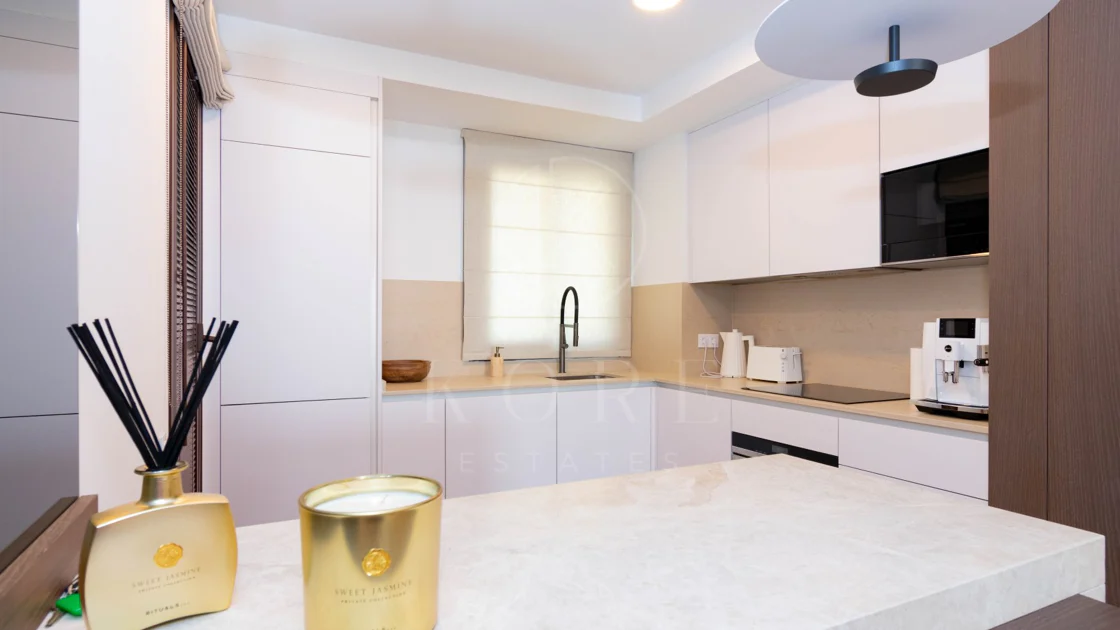 Ático contemporáneo de lujo con vistas panorámicas al mar y jacuzzi privado en la azotea, en Las Mesas, Estepona