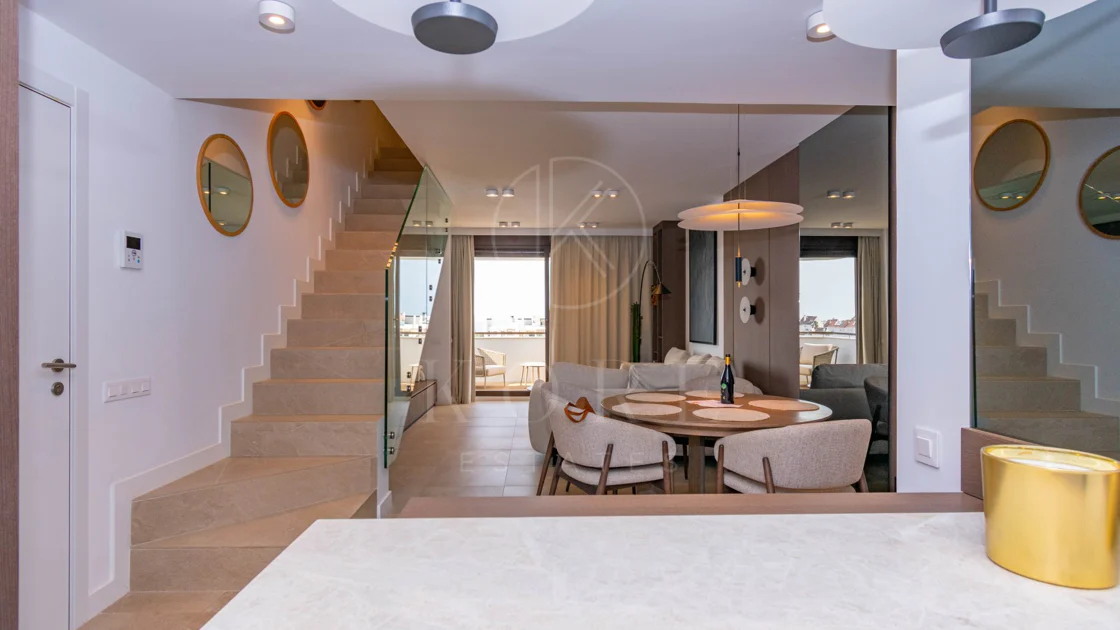 Ático contemporáneo de lujo con vistas panorámicas al mar y jacuzzi privado en la azotea, en Las Mesas, Estepona