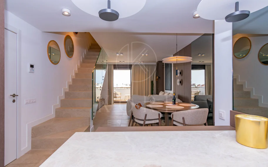Ático contemporáneo de lujo con vistas panorámicas al mar y jacuzzi privado en la azotea, en Las Mesas, Estepona
