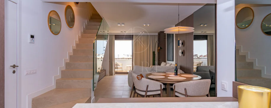 Ático contemporáneo de lujo con vistas panorámicas al mar y jacuzzi privado en la azotea, en Las Mesas, Estepona