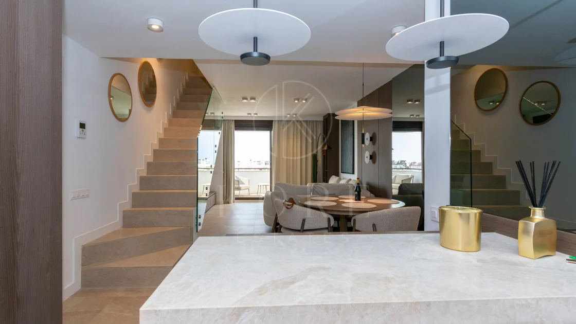 Ático contemporáneo de lujo con vistas panorámicas al mar y jacuzzi privado en la azotea, en Las Mesas, Estepona