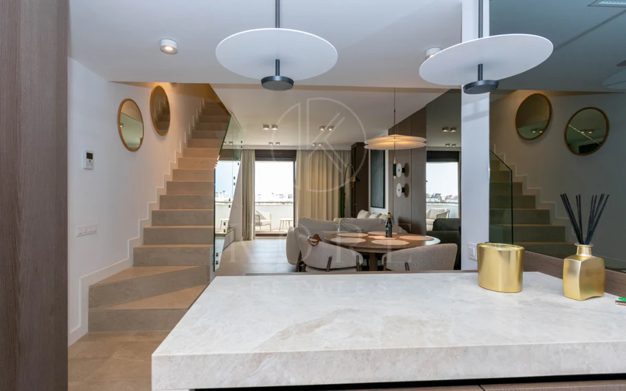 Ático contemporáneo de lujo con vistas panorámicas al mar y jacuzzi privado en la azotea, en Las Mesas, Estepona