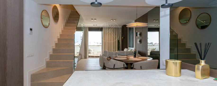 Ático contemporáneo de lujo con vistas panorámicas al mar y jacuzzi privado en la azotea, en Las Mesas, Estepona