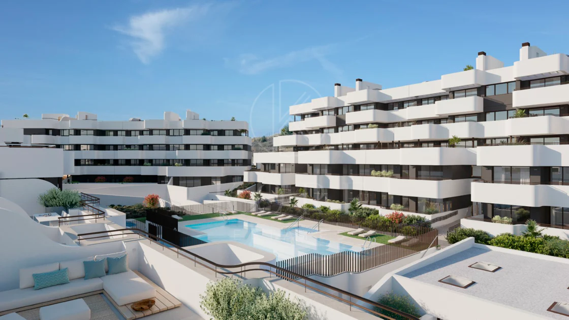 Ático contemporáneo de lujo con vistas panorámicas al mar y jacuzzi privado en la azotea, en Las Mesas, Estepona