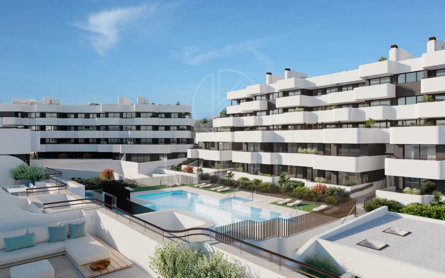 Ático contemporáneo de lujo con vistas panorámicas al mar y jacuzzi privado en la azotea, en Las Mesas, Estepona