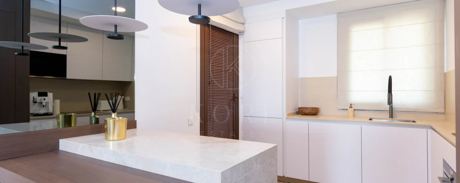 Ático contemporáneo de lujo con vistas panorámicas al mar y jacuzzi privado en la azotea, en Las Mesas, Estepona