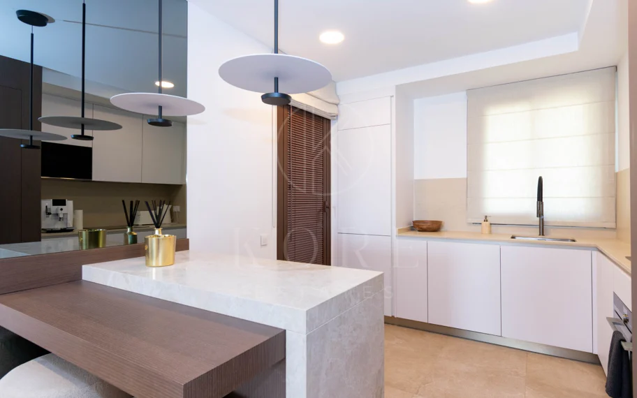 Ático contemporáneo de lujo con vistas panorámicas al mar y jacuzzi privado en la azotea, en Las Mesas, Estepona