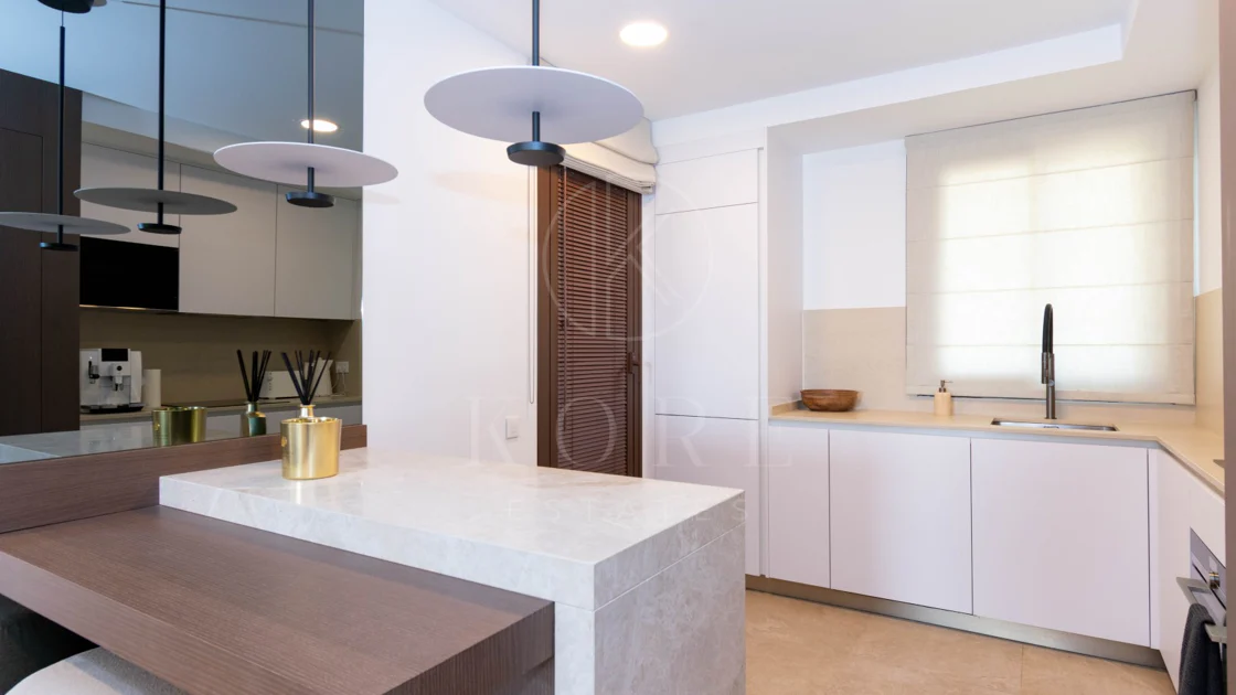 Ático contemporáneo de lujo con vistas panorámicas al mar y jacuzzi privado en la azotea, en Las Mesas, Estepona