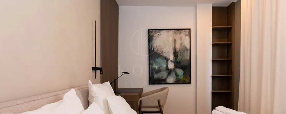 Ático contemporáneo de lujo con vistas panorámicas al mar y jacuzzi privado en la azotea, en Las Mesas, Estepona