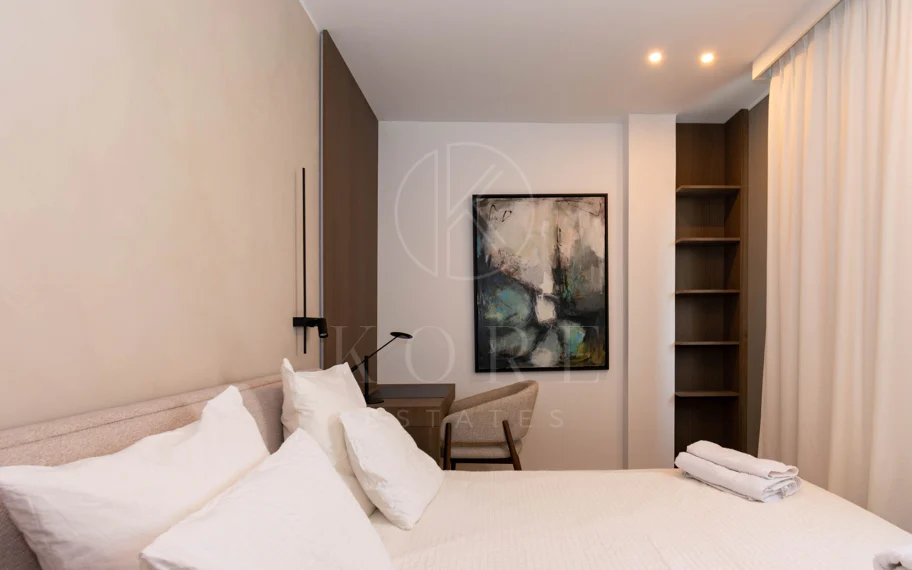 Ático contemporáneo de lujo con vistas panorámicas al mar y jacuzzi privado en la azotea, en Las Mesas, Estepona