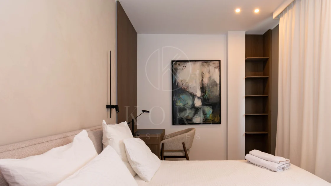 Ático contemporáneo de lujo con vistas panorámicas al mar y jacuzzi privado en la azotea, en Las Mesas, Estepona