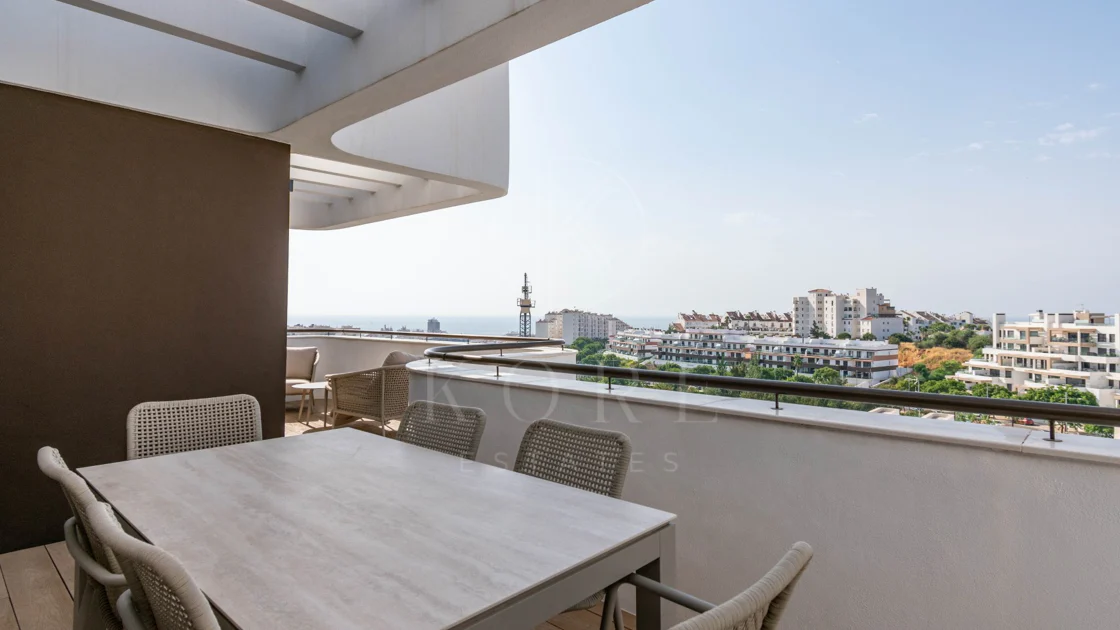Ático contemporáneo de lujo con vistas panorámicas al mar y jacuzzi privado en la azotea, en Las Mesas, Estepona