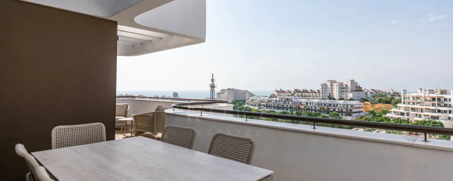 Ático contemporáneo de lujo con vistas panorámicas al mar y jacuzzi privado en la azotea, en Las Mesas, Estepona