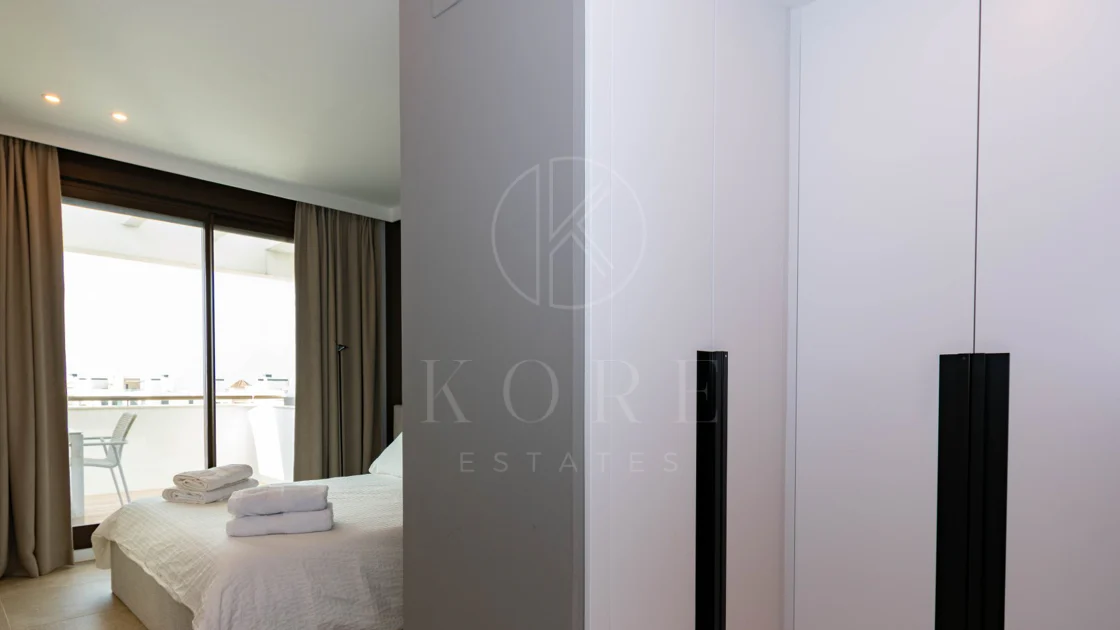 Ático contemporáneo de lujo con vistas panorámicas al mar y jacuzzi privado en la azotea, en Las Mesas, Estepona