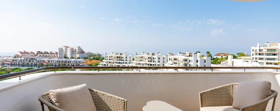 Ático contemporáneo de lujo con vistas panorámicas al mar y jacuzzi privado en la azotea, en Las Mesas, Estepona
