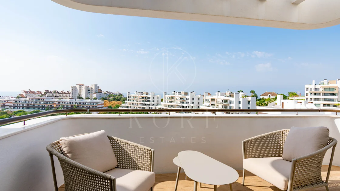 Ático contemporáneo de lujo con vistas panorámicas al mar y jacuzzi privado en la azotea, en Las Mesas, Estepona
