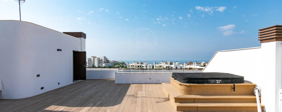 Ático contemporáneo de lujo con vistas panorámicas al mar y jacuzzi privado en la azotea, en Las Mesas, Estepona