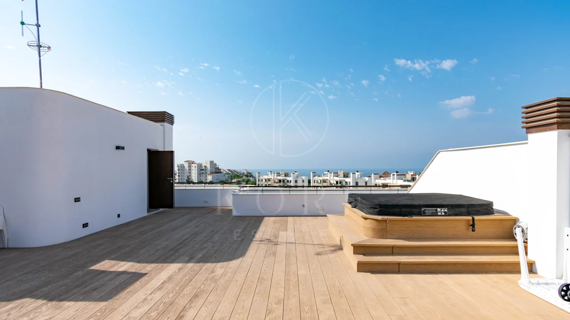 Ático contemporáneo de lujo con vistas panorámicas al mar y jacuzzi privado en la azotea, en Las Mesas, Estepona