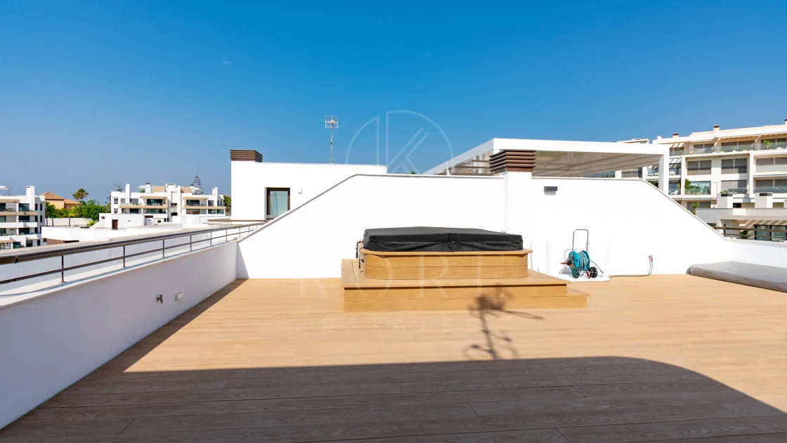 Ático contemporáneo de lujo con vistas panorámicas al mar y jacuzzi privado en la azotea, en Las Mesas, Estepona
