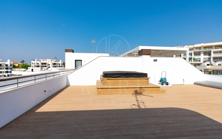 Ático contemporáneo de lujo con vistas panorámicas al mar y jacuzzi privado en la azotea, en Las Mesas, Estepona