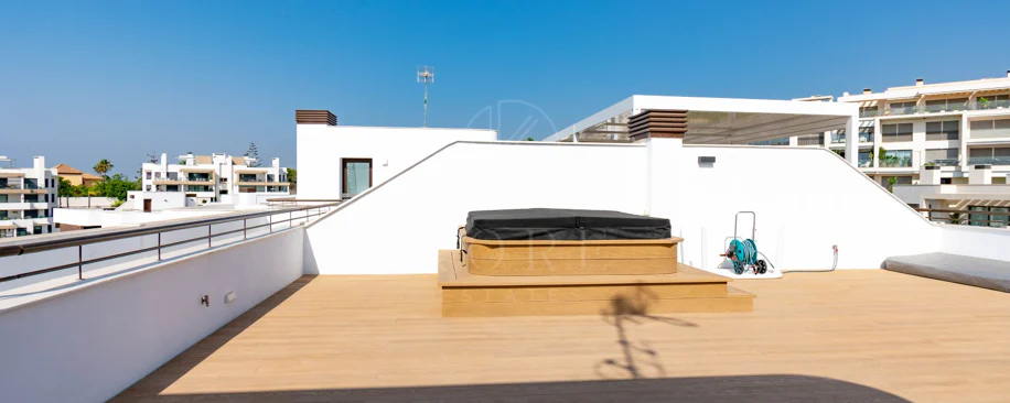 Ático contemporáneo de lujo con vistas panorámicas al mar y jacuzzi privado en la azotea, en Las Mesas, Estepona