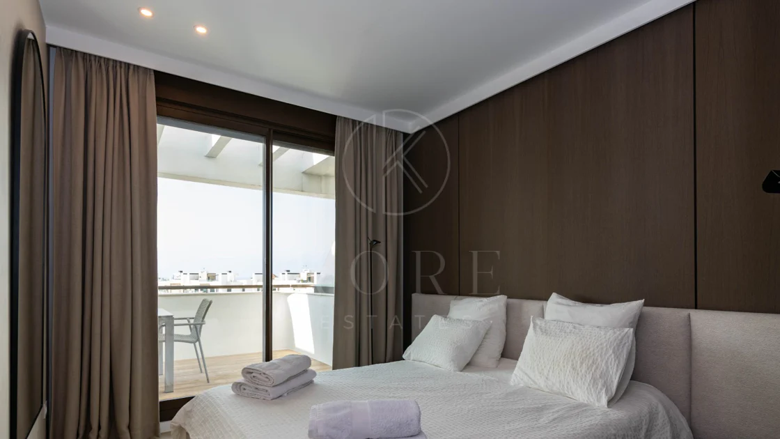 Ático contemporáneo de lujo con vistas panorámicas al mar y jacuzzi privado en la azotea, en Las Mesas, Estepona