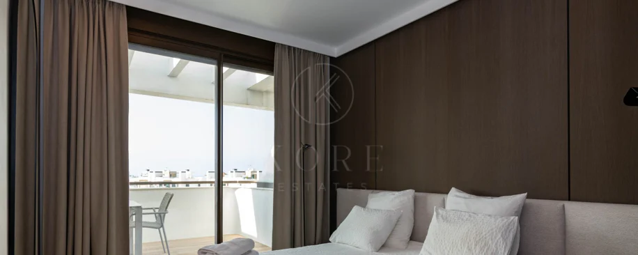 Ático contemporáneo de lujo con vistas panorámicas al mar y jacuzzi privado en la azotea, en Las Mesas, Estepona