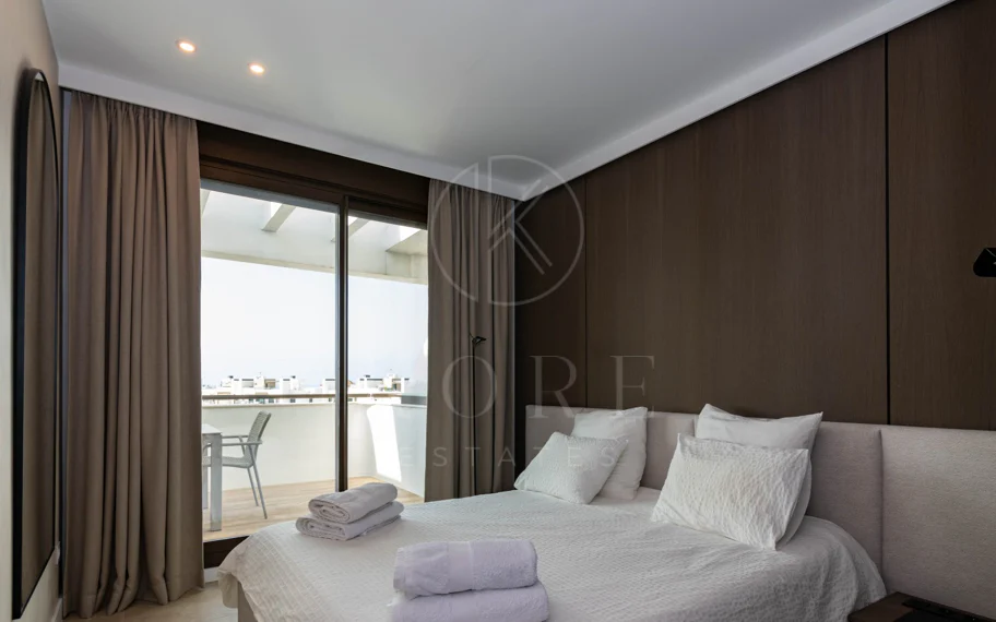 Ático contemporáneo de lujo con vistas panorámicas al mar y jacuzzi privado en la azotea, en Las Mesas, Estepona