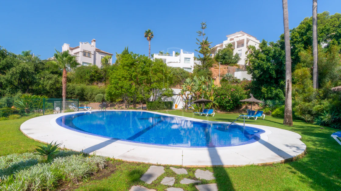 Stunning Duplex Penthouse with Private Pool and Panoramic Views in La Quinta, Benahavís