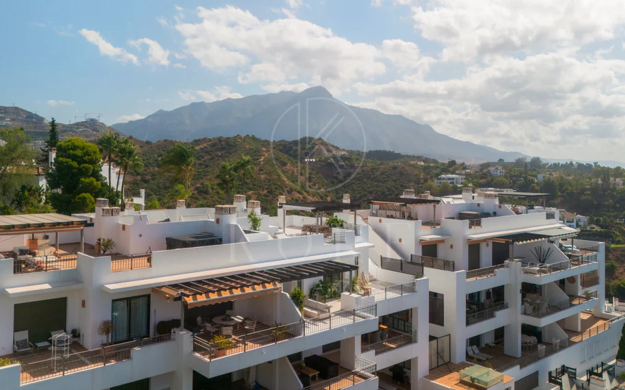 Stunning Duplex Penthouse with Private Pool and Panoramic Views in La Quinta, Benahavís