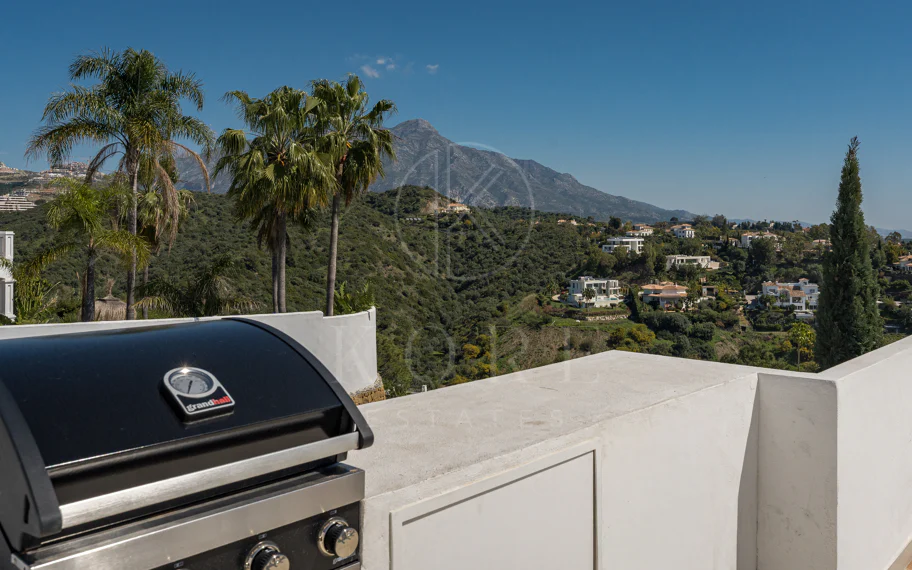 Impresionante Ático Dúplex con Piscina Privada y Vistas Espectaculares – La Quinta, Benahavís
