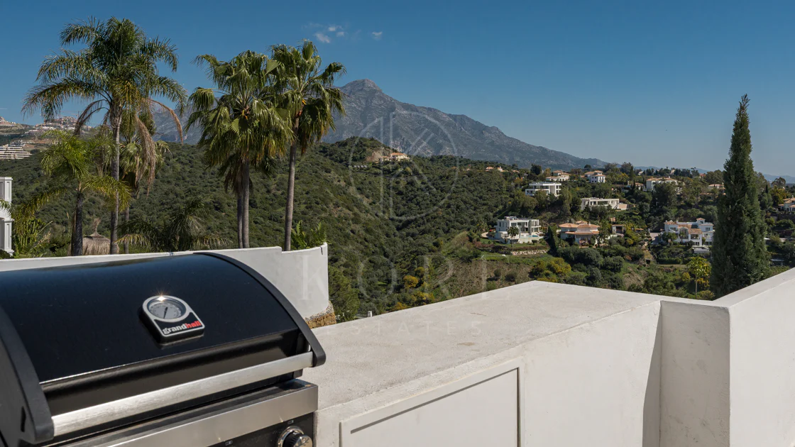 Stunning Duplex Penthouse with Private Pool and Panoramic Views in La Quinta, Benahavís