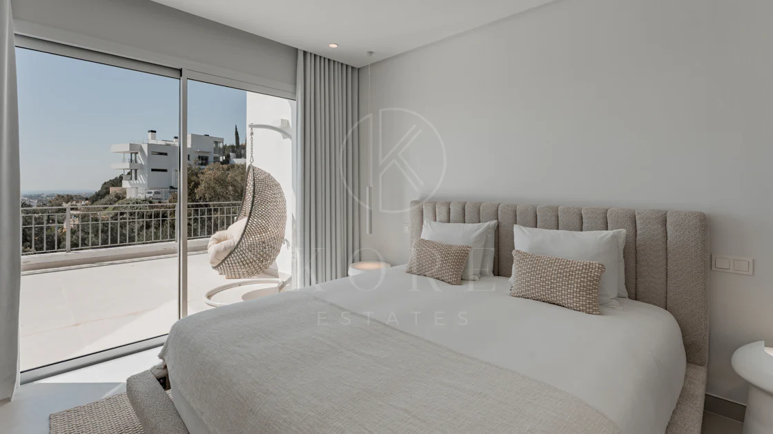 Stunning Duplex Penthouse with Private Pool and Panoramic Views in La Quinta, Benahavís