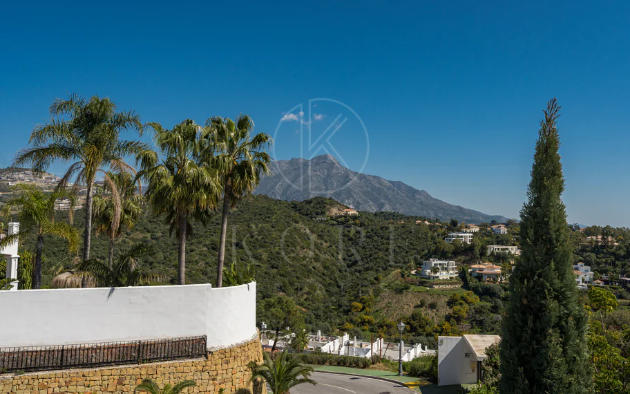 Impresionante Ático Dúplex con Piscina Privada y Vistas Espectaculares – La Quinta, Benahavís