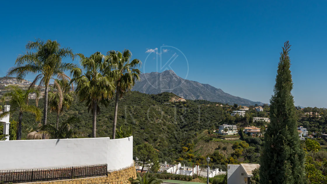 Stunning Duplex Penthouse with Private Pool and Panoramic Views in La Quinta, Benahavís